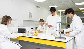 Montessori School La Florida in Spain students in their laboratory
