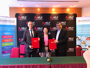 Signing of an agreement between Professor Datuk Dr Paul Chan, President and Vice-Chancellor of HELP University and Dr Ben Schmidt, Regional Director Southeast Asia & Pacific, Cambridge International